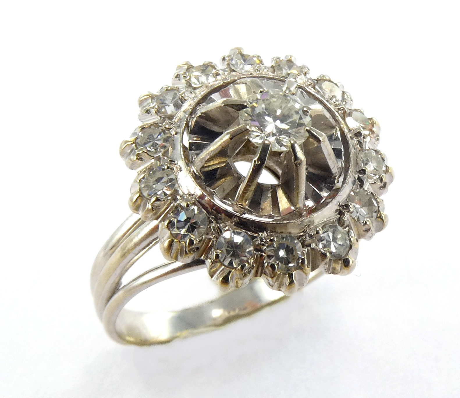 Lot 16 — 1 Bague Or 750 mil. Poinçonnée, sertie de brillants, T 52, 4