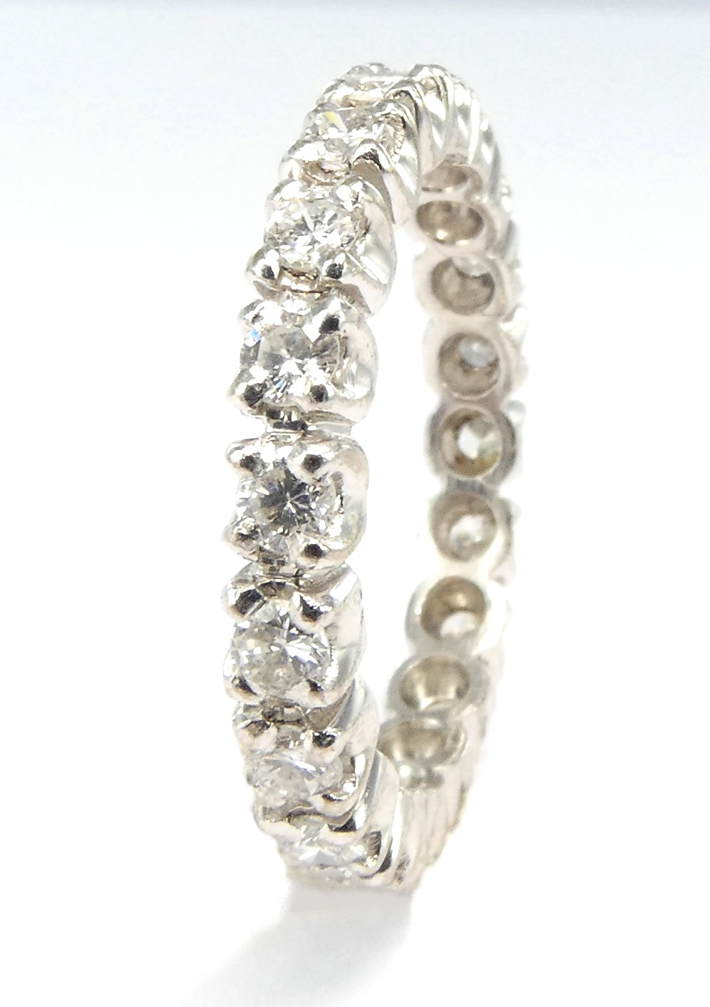 Lot 19 — 1 Alliance Or 750 mil. sertie de brillants, T 50, 2.7g